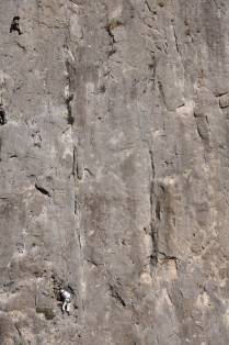 Escalador enfrenta os paredões de Potrero Chico, no nordeste do México